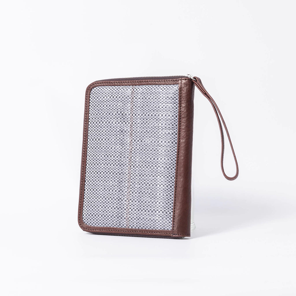 Travel Document Holder: Pehuenia